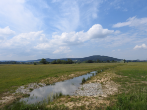 Wassergraben in einer Landschaft