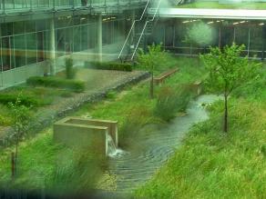 Regenwasserbecken im mittleren Innenhof bei Starkregen und Überlauf der Zisterne