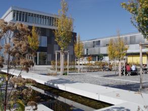 Biergarten vor Labor-Neubau im Herbstaspekt