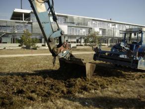 Abtrag von wertvollem Magerrasen vor Baubeginn des Laborgebäudes