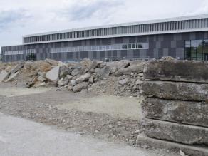 Aufgerissene Betonplatten vom alten Flugfeld werden zu Trockenmauern und Steinhaufen als Eidechsenhabitate aufgeschichtet