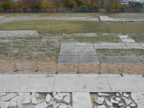 Ausgleichsfläche mit Magerrasen-Altbestand und neu mit Heumulch angedeckten Flächen zwischen erhaltenen Betonresten des alten Flugfeldes