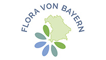 Logo 'Flora von Bayern': grüne Karte mit Umriss des Freistaats Bayerns, an der unteren linken Ecke stilisierte Blütenblätter in Blau und Grün. Darüber der Schriftzug 'Flora von Bayern' in Bogenform