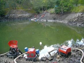 Wasser wird aus einem Steinbruch abgepumpt