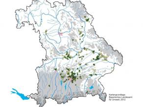 Bayernkarte mit den Fundorten der Wechselkröte. In Nordbayern existieren aktuell allerdings deutlich weniger Vorkommen, da auch nach 1996 bereits wieder Bestände erloschen sind. Im Bereich der Donau bei Deggendorf liegen keine Daten nach 1996 vor