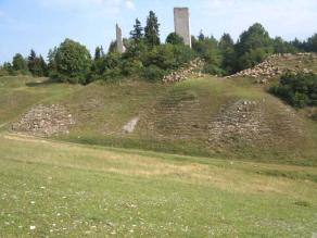 Im Vordergrund steiniger Magerrasenabhang, im Hintergrund stark beweideter mit Schafttriften durchsetzter Magerrasenhang