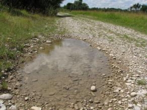 Breiter wassergefüllter Fahrspurabschnitt