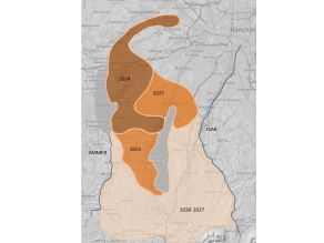 Auf einer grauen Karte sind die laufenden und geplanten Umsetzungsgebiete und -jahre an Ammer und Isar rund um den Starnberger See zu sehen. Braune Fläche: Umsetzung seit 2024. Orange Fläche: Umsetzung 2025 geplant. Beige Fläche: Umsetzung geplant 2026 bis 2027.