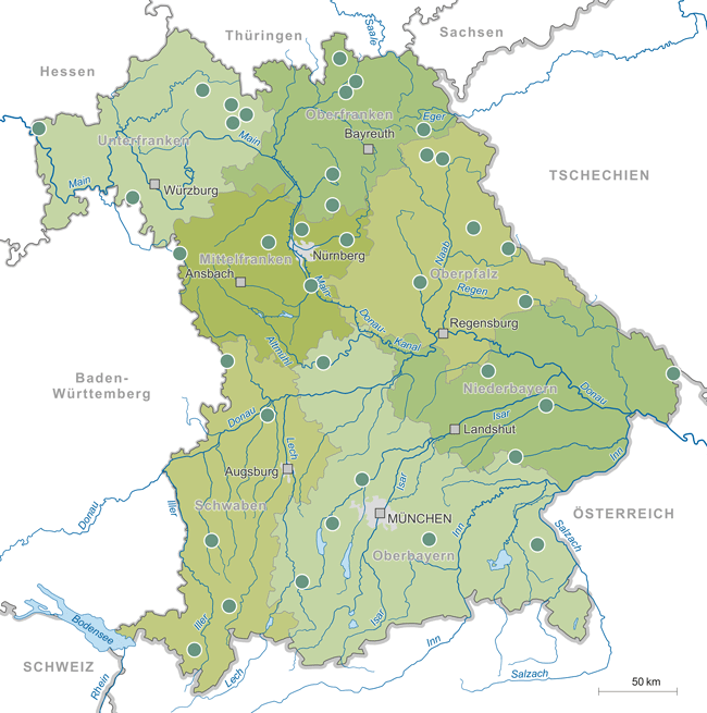 Bayernkarte mit kreisförmig, farbig markierten Standort der Projekte.
