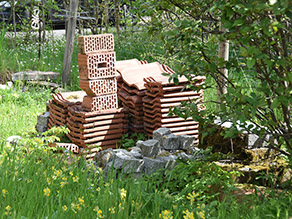 Steinsetzung aus recycelten Ziegeln und Steinen im Garten.