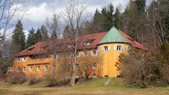 Das Gebäude der Regionalstelle Garmisch-Partenkirchen des Bayerischen Artenschutzzentrums. Das Gebäude der Regionalstelle Garmisch-Partenkirchen des Bayerischen Artenschutzzentrums.