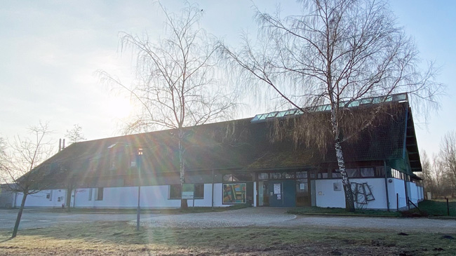 Hinter dem Haus im Moos scheint die Sonne. Hinter dem Haus im Moos scheint die Sonne.