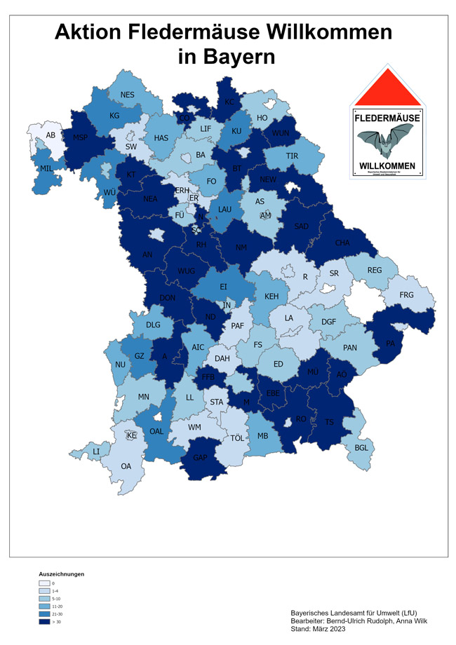 Die Grafik zeigt eine Bayernkarte in der in jedem Landkreis farbig dargestellt wurde, wie viele Auszeichungen zum Projekt 'Fledermäuse willkommen' vergeben wurden. In 29 % der Landkreise wurden über 30 Auszeichnungen je Landkreis vergeben, nur in 6 % der Landkreise und kreisfreien Städte wurden noch keine Auszeichnungen vergeben.