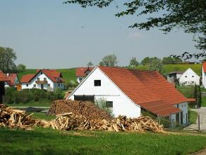 gewachsener Ortsrand mit neuer Wohnbebauung