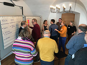 Eine Personengruppe bei der Erarbeitung der Ergebnistypen im Rahmen des Sondierungsworkshops.