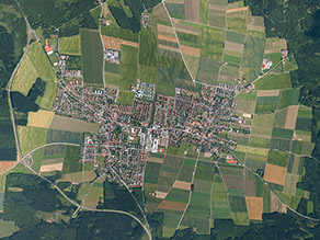 Senkrecht-Luftaufnahme der Gemeinde Höhenkirchen-Siegertsbrunn