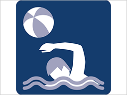 Schwimmende Person im Wasser mit Wasserball vor blauem Hintergrund.