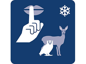 Ein Reh und eine Eule, dahinter ein Mund mit vorgehaltenem Finger, mit Wintersymbol.