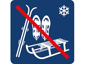 Skier, Schlitten und Winterschuhe mit Wintersymbol, durchgestrichen.