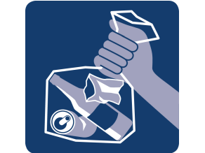 Eine Hand hält eine Mülltüte. Eine Hand hält eine Mülltüte.