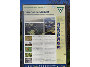 Die Tafel 'Eiszerfallslandschaft' im Naturschutzgebiet 'Seeoner Seen' im Landkreis Traunstein enthält auch Piktogramme, welche die wichtigsten Verbote und Gebote in plakativer Form zeigen.