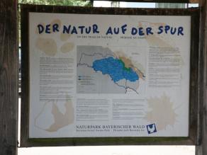 Informationstafel zu einem Naturparkgebiet mit Beschreibung in deutscher, englischer und tschechischer Sprache die Aufgaben die dieser Naturpark erfüllen soll.