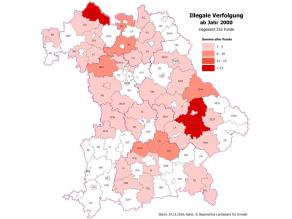 Bayernkarte in der je Landkreis die Anzahl der Todfunde eingetragen ist, drei Landkreise – Rhön-Grabfeld, Straubing-Bogen und Dingolfing-Landau – weisen über 15 Funde auf, zwei Landkreise – Erding und Coburg – weisen 11 bis 15 Funde auf, 32 Landkreise zwischen einem und 10 Funde; Quelle: LfU.
