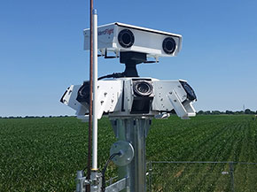 Auf einem Mast sind zwei Kameraeinheiten montiert: eine nach allen Seiten schwenkbare, hochauflösende Stereokamera (oben) und darunter acht Weitwinkelkameras, die eine 360°-Rundumsicht ermöglichen. 