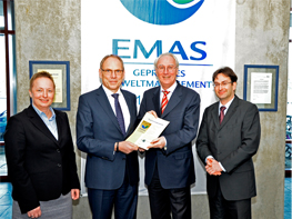 Foto der Urkundenübergabe am LfU-Hauptsitz in Augsburg; (v.li.n.re.): Umweltmanagementbeauftragte für den Standort Augsburg Ulrike Weinfurter, LfU-Präsident Claus Kumutat, Hauptgeschäftsführer der IHK Schwaben Peter Saalfrank, Umweltreferent der IHK Schwaben Mathias Kring Foto der Urkundenübergabe am LfU-Hauptsitz in Augsburg; (v.li.n.re.): Umweltmanagementbeauftragte für den Standort Augsburg Ulrike Weinfurter, LfU-Präsident Claus Kumutat, Hauptgeschäftsführer der IHK Schwaben Peter Saalfrank, Umweltreferent der IHK Schwaben Mathias Kring