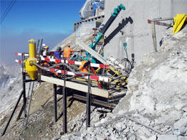 Bohrarbeiten zum Einbringen der Temperaturmesssonden am Zugspitzgipfel bei der Bergstation im August 2007