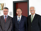 Türkische Fachdelegation besucht LfU in Augsburg: Fevzi Isbilir, Stellvertretender Generaldirektor des türkischen Ministeriums für Umwelt und Forsten und Delegationsleiter, Michael Gerke, Lärmexperte des LfU und Volker Irmer, Langzeitberater des Lärmprojektes (v.l. n.r.) Türkische Fachdelegation besucht LfU in Augsburg: Fevzi Isbilir, Stellvertretender Generaldirektor des türkischen Ministeriums für Umwelt und Forsten und Delegationsleiter, Michael Gerke, Lärmexperte des LfU und Volker Irmer, Langzeitberater des Lärmprojektes (v.l. n.r.)