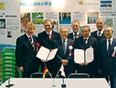 Bayerische Umwelttechnologiefirma besiegelt wirtschaftliche Kooperation bei Umweltmesse in Japan. 

Augsburgs OB Dr. Paul Wengert (1.v.l.), KUMAS-Geschäftsführer Egon Beckord (4.v.l) und LfU-Präsident Professor Albert Göttle (6.v.l). mit dem Gouverneur der japanischen Präfektur Shiga, Yoshitsugu Kunimatsu (3. v.l) bei der Unterzeichnung des Kooperationsvertrags der Firma Grünbeck Wasseraufbereitung aus Höchstädt an der Donau.