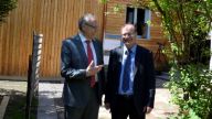 (v.li.n.re.)  LfU-Präsident Claus Kumutat und LBV-Vorsitzender Dr. Norbert Schäffer vor der neu sanierten Vogelschutzwarte