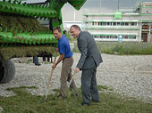 LfU-Präsident Kumutat und Landwirt Rudolf Sierch bringen Mähgut von der Dürrenastheide auf den neu angelegten Flächen aus.