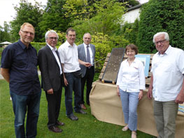 Bernhard Winzenhörlein (Leiter Botanischer Garten), Dr. Peter Bergmair (Stadt Augsburg), Dr. Walter Martin (LfU), Claus Kumutat (Präsident LfU), Anette Vedder (Amtsleiterin Grünordnungsamt), Rupert Mairoser (Freundeskreis Bot. Garten) mit dem Lackprofil des Hortisols (von links)