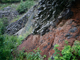 Basaltsäulen und rote Schlacke am Gebirgsstein (Lkr. Bad Kissingen)