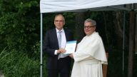 LfU-Präsident Kumutat überreicht  Pater Roman Löschinger vom Umweltbildungszentrum Kloster Roggenburg die Auszeichnung