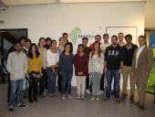18 Studenten des internationalen Elite-Masterstudiengangs der Friedrich-Alexander-Universität Erlangen-Nürnberg mit Professor Dr. Stephan Wolf 18 Studenten des internationalen Elite-Masterstudiengangs der Friedrich-Alexander-Universität Erlangen-Nürnberg mit Professor Dr. Stephan Wolf