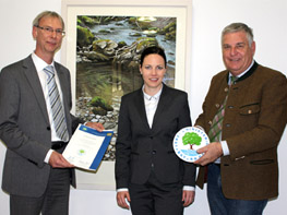 Herr Dr. Fischer und Frau Dr. Schmid übergeben den Messbericht an Herrn Weyerer. Herr Dr. Fischer und Frau Dr. Schmid übergeben den Messbericht an Herrn Weyerer.