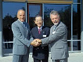 LfU-Präsident Albert Göttle und KUMAS-Geschäftsführer Egon Beckord begrüßen den Delegationsleiter und Präsidenten der Industrie- und Handelskammern der japanischen Präfektur Shiga, Herrn Miyazaki, beim Besuch des LfU in Augsburg (Quelle: LfU) LfU-Präsident Albert Göttle und KUMAS-Geschäftsführer Egon Beckord begrüßen den Delegationsleiter und Präsidenten der Industrie- und Handelskammern der japanischen Präfektur Shiga, Herrn Miyazaki, beim Besuch des LfU in Augsburg (Quelle: LfU)