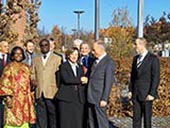 Besuchten das LfU in Augsburg: eine senegalesische Delegation und Europaministerin Emilia Müller , 2.v.r. LfU-Präsident Albert Göttle, dahinter: LfU-Vizepräsident Bernd Matthes