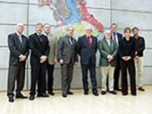 Hochrangiger Besuch von Geologen am Landesamt in Hof; LfU-Vizepräsident Richard Fackler (4. v.l.) und Abeilungsleiter Josef Schwarzmeier (1.v.l.) begrüßen Vertreter des Bundes und aus Österreich zum jährlichen Erfahrungsaustausch