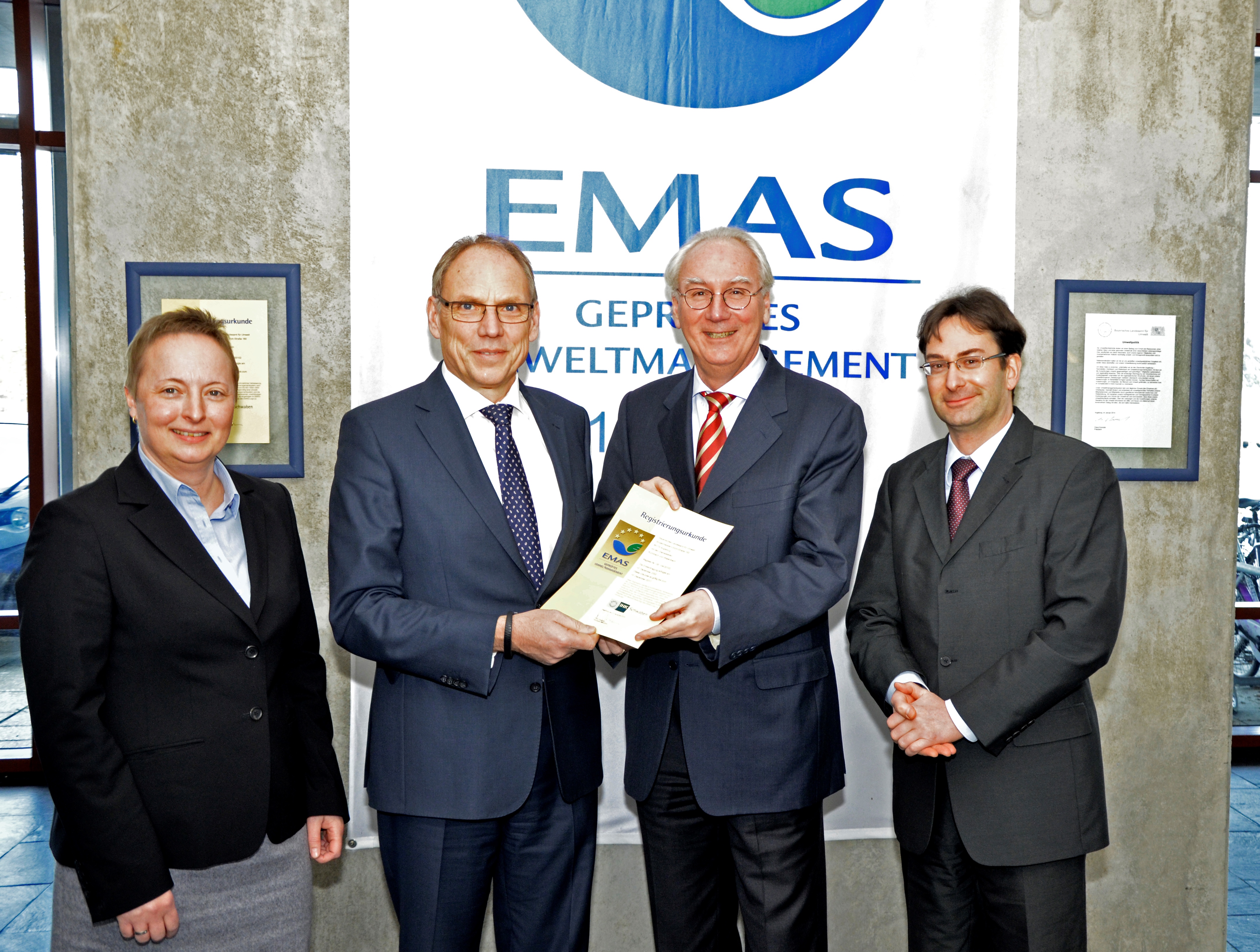 Foto der Urkundenübergabe am LfU-Hauptsitz in Augsburg; (v.li.n.re.): Umweltmanagementbeauftragte für den Standort Augsburg Ulrike Weinfurter, LfU-Präsident Claus Kumutat, Hauptgeschäftsführer der IHK Schwaben Peter Saalfrank, Umweltreferent der IHK Schwaben Mathias Kring (Quelle: Bayerisches Landesamt für Umwelt) Foto der Urkundenübergabe am LfU-Hauptsitz in Augsburg; (v.li.n.re.): Umweltmanagementbeauftragte für den Standort Augsburg Ulrike Weinfurter, LfU-Präsident Claus Kumutat, Hauptgeschäftsführer der IHK Schwaben Peter Saalfrank, Umweltreferent der IHK Schwaben Mathias Kring