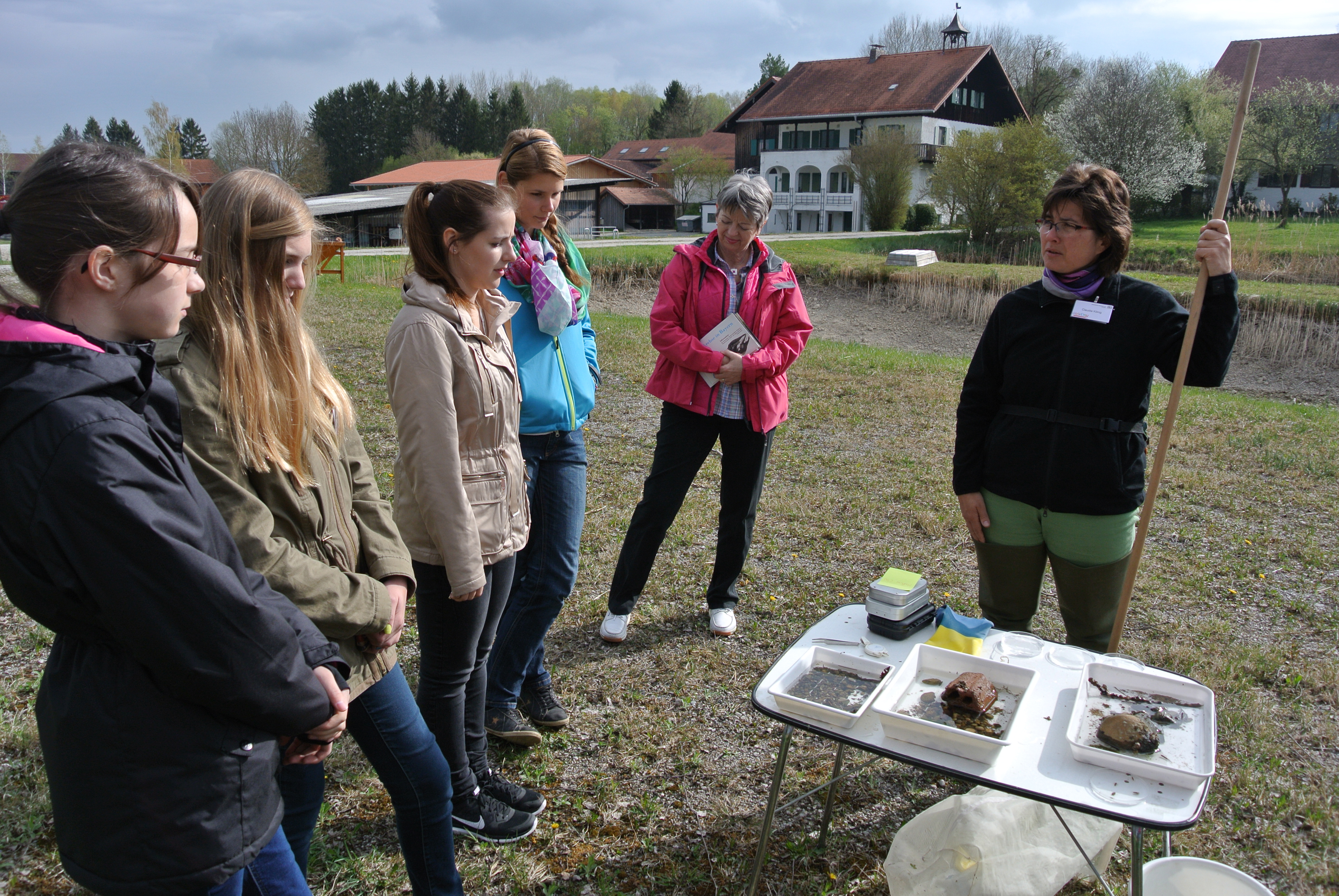 Girl`s Day in Wielenbach: Girls bei der Sedimentuntersuchung von Gewässern (Quelle: Bayerisches Landesamt für Umwelt) Girl`s Day in Wielenbach: Girls bei der Sedimentuntersuchung von Gewässern