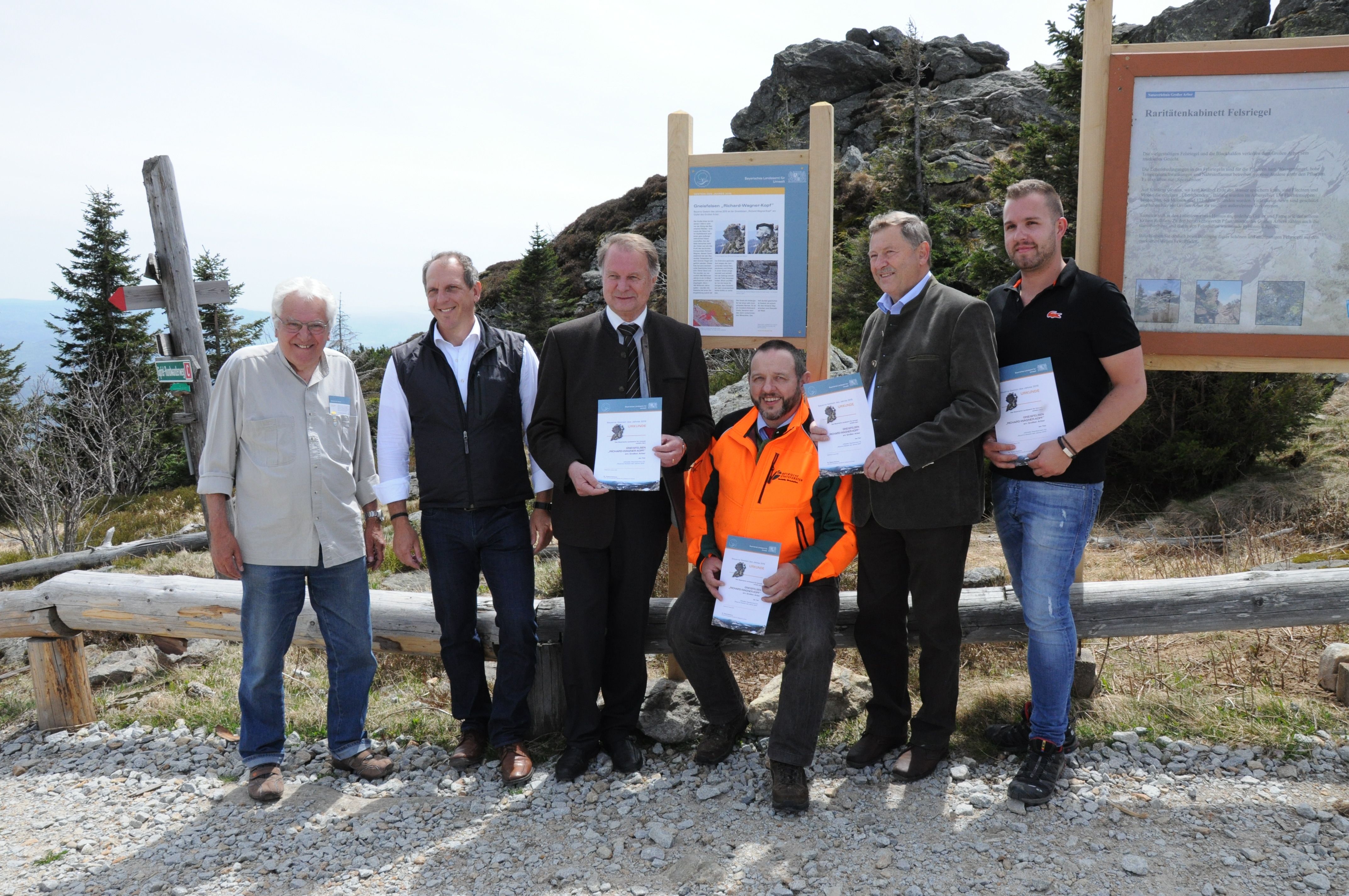Personen von links:
Dr. Werner Pälchen, Berufsverband Deutscher Geowissenschaftler; Dr. Roland Eichhorn, Leiter des Geologischen Dienstes am LfU; Willi Killinger, stellv. Landrat Regen; Jürgen Völkl, Leiter Forstbetrieb Bodenmais; Heinrich Schmidt, Vorsitzender Naturpark Bayerischer Wald; Andreas Stadler, Arber-Bergbahn (Quelle: Bayerisches Landesamt für Umwelt) Personen von links:
Dr. Werner Pälchen, Berufsverband Deutscher Geowissenschaftler; Dr. Roland Eichhorn, Leiter des Geologischen Dienstes am LfU; Willi Killinger, stellv. Landrat Regen; Jürgen Völkl, Leiter Forstbetrieb Bodenmais; Heinrich Schmidt, Vorsitzender Naturpark Bayerischer Wald; Andreas Stadler, Arber-Bergbahn