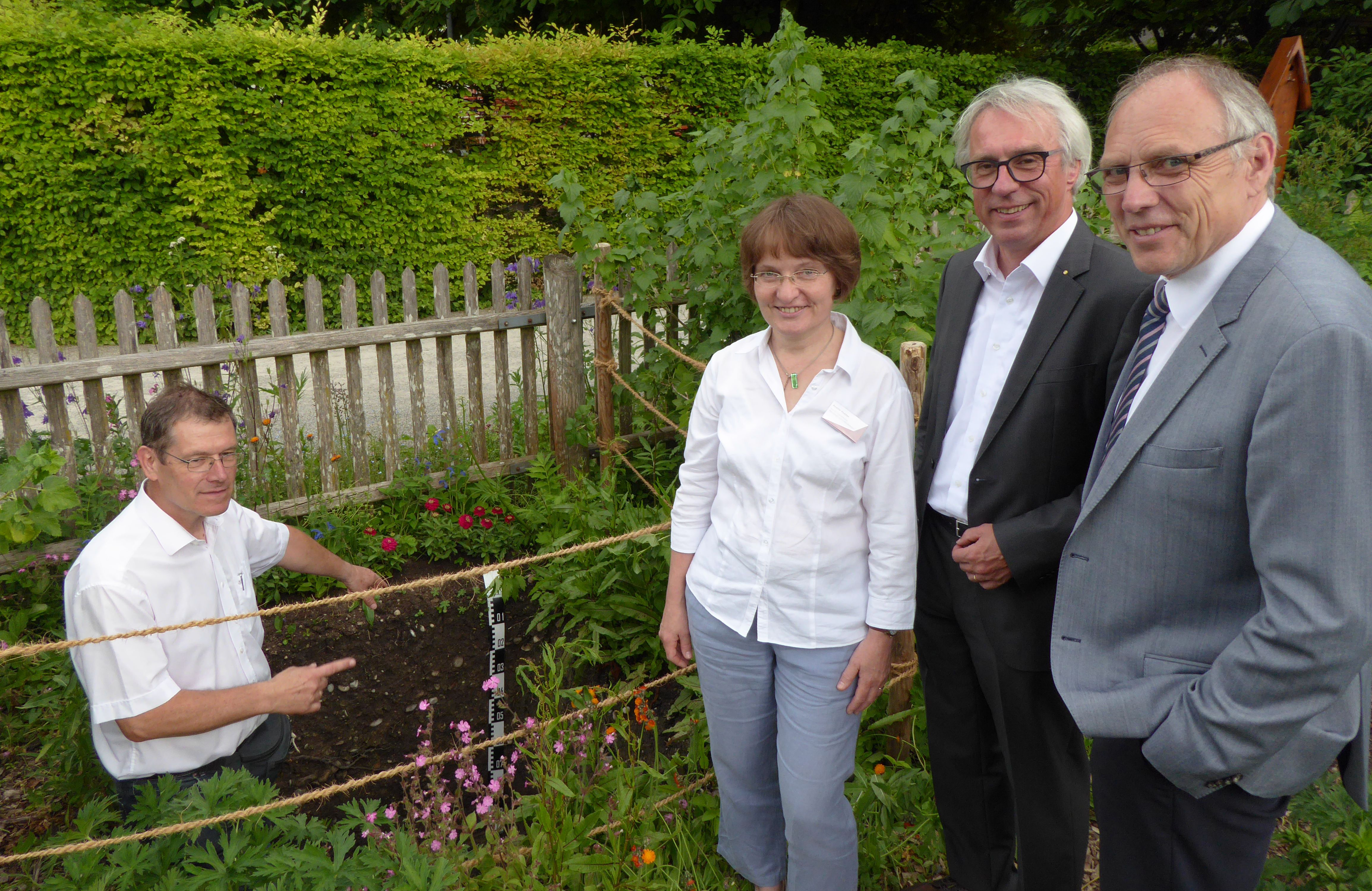 Dr. Walter Martin erläutert das Bodenprofil des Hortisols (Anette Vedder, Dr. Peter Bergmair, Claus Kumutat, von links) (Quelle: Bayerisches Landesamt für Umwelt) Dr. Walter Martin erläutert das Bodenprofil des Hortisols (Anette Vedder, Dr. Peter Bergmair, Claus Kumutat, von links)