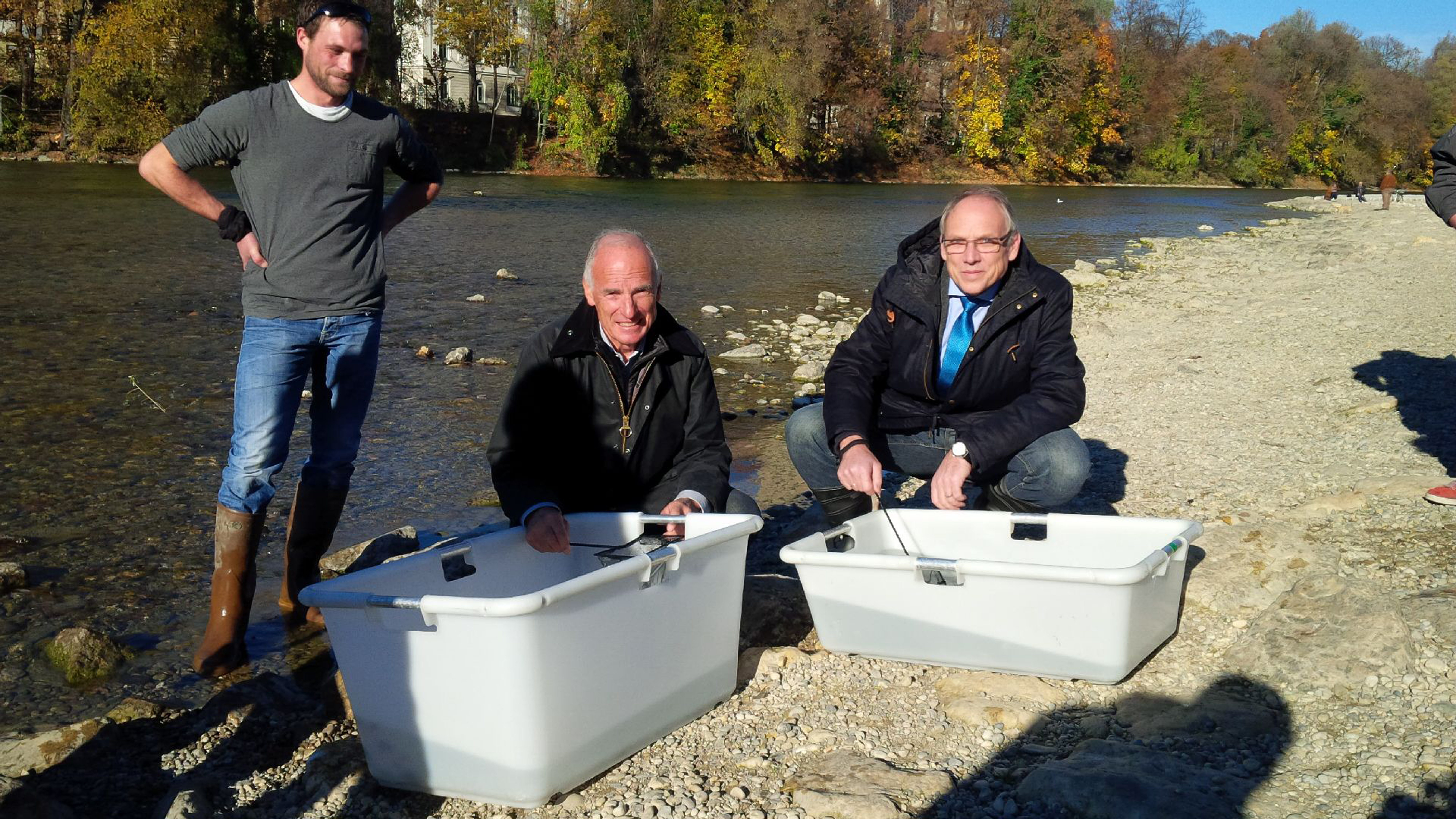 v.li. n. re.: LfU-Fischwirtschaftsmeister Christoph Feick, LFV-Präsident Prof. Albert Göttle, LfU-Präsident Claus Kumutat (Quelle: Bayerisches Landesamt für Umwelt) v.li. n. re.: LfU-Fischwirtschaftsmeister Christoph Feick, LFV-Präsident Prof. Albert Göttle, LfU-Präsident Claus Kumutat