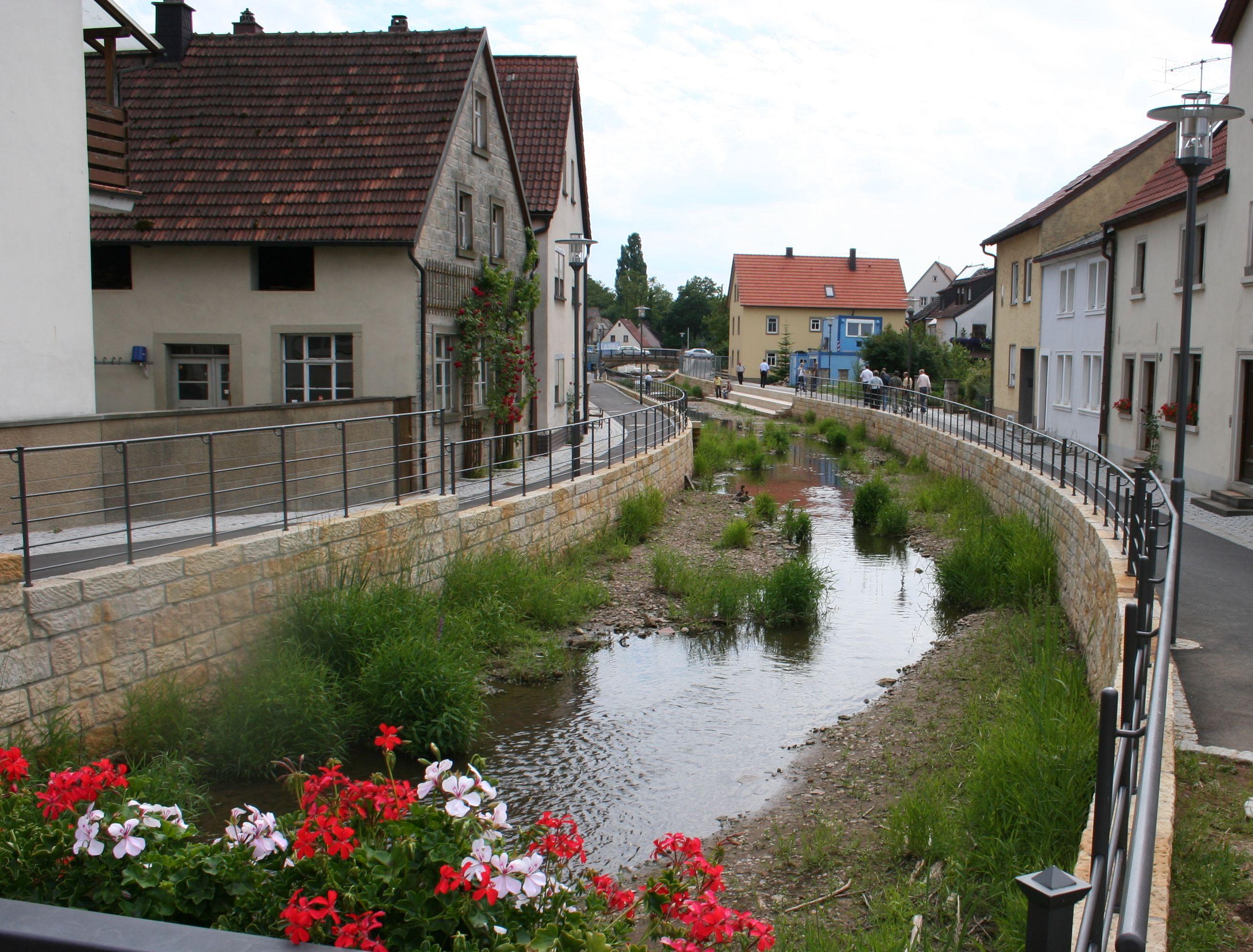 In Zeil am Main wurden beim Ausbau des örtlichen Bachlaufs Hochwasserschutz, Städtebau und Ökologie kombiniert (Quelle: Dipl. Ing. Univ, Norbert Schneider) In Zeil am Main wurden beim Ausbau des örtlichen Bachlaufs Hochwasserschutz, Städtebau und Ökologie kombiniert
