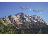 Der Eibsee-Bergsturz: Die Ausbruchnische des Eibsee-Bergsturzes in der Zugspitz-Nordwand ist bei abendlichem Gegenlicht von der Elmau-Straße gut zu erkennen.