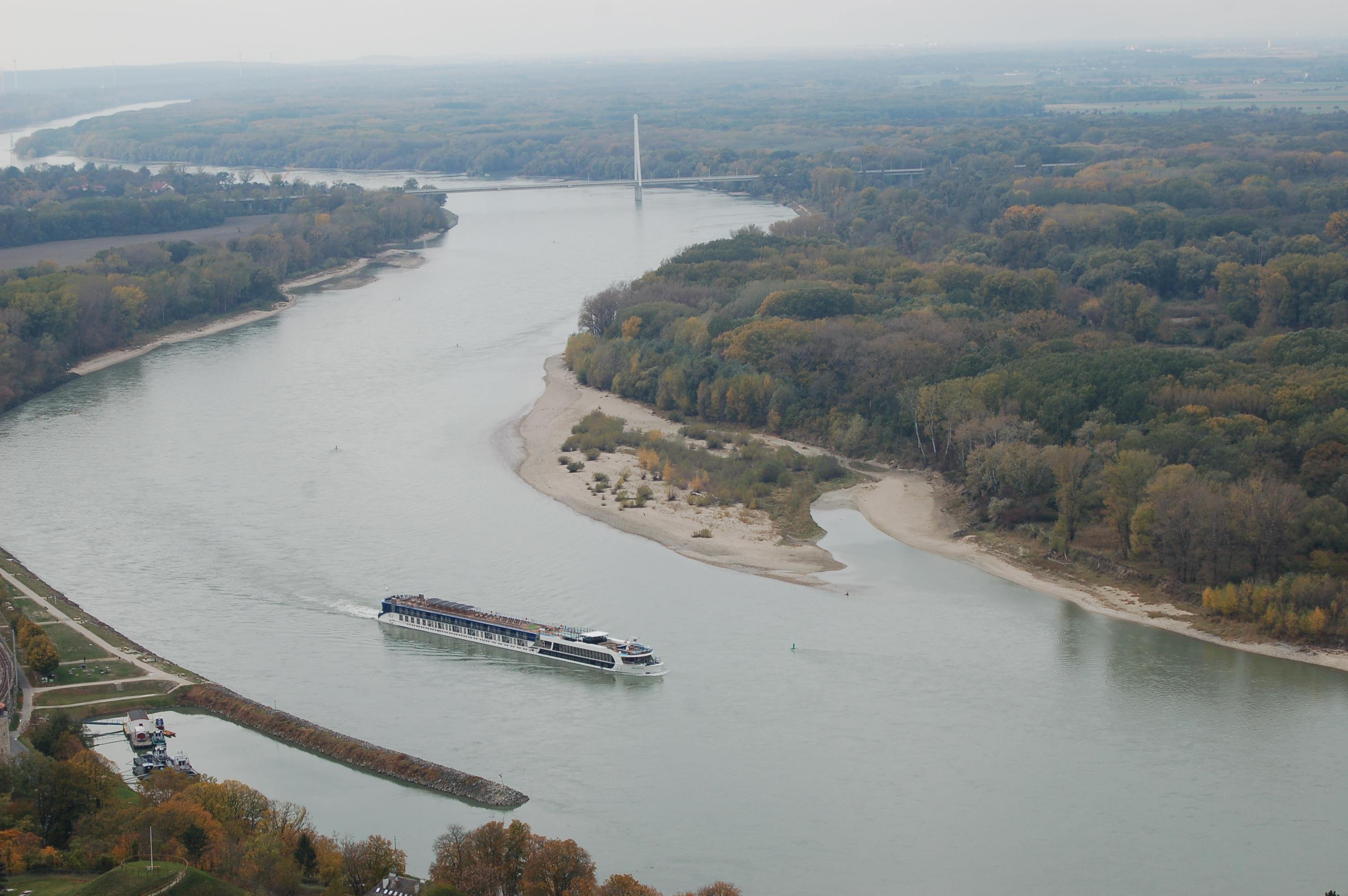  An der Donau bei Hainburg lässt sich die Ablagerung von Sedimenten sehr gut erkennen.